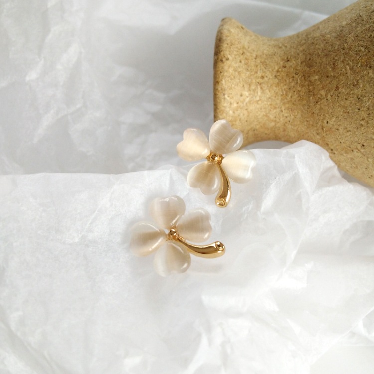 Korea Four-leaf Flower Earrings display picture 2