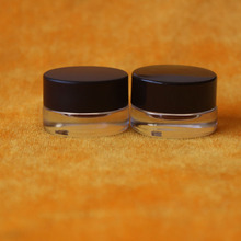 ����3ml͸����˪����ƿֱ�ں����˪��Һ��ױƷƿ������ֻ���Ӧ