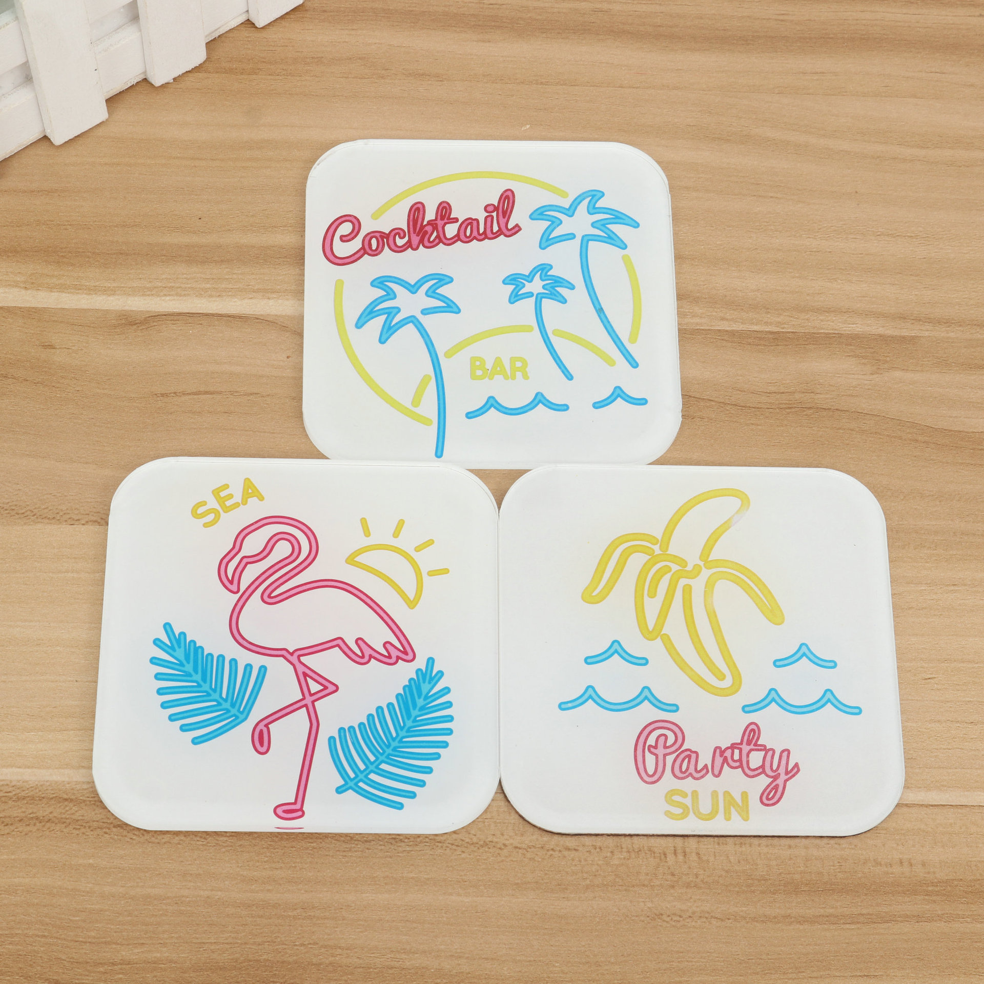 优惠 加工亚克力创意杯垫 隔热防滑餐桌垫透明有机玻璃杯垫丝印