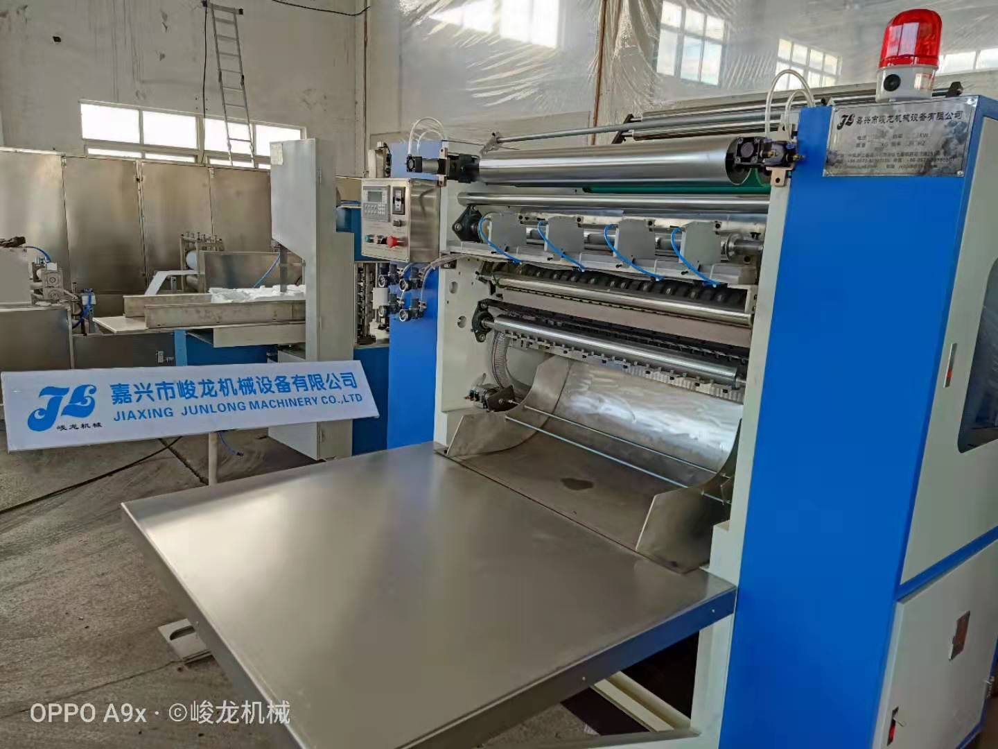 1峻龙机械专业生产全自动无纺布一次性洗脸巾机器设备厂家