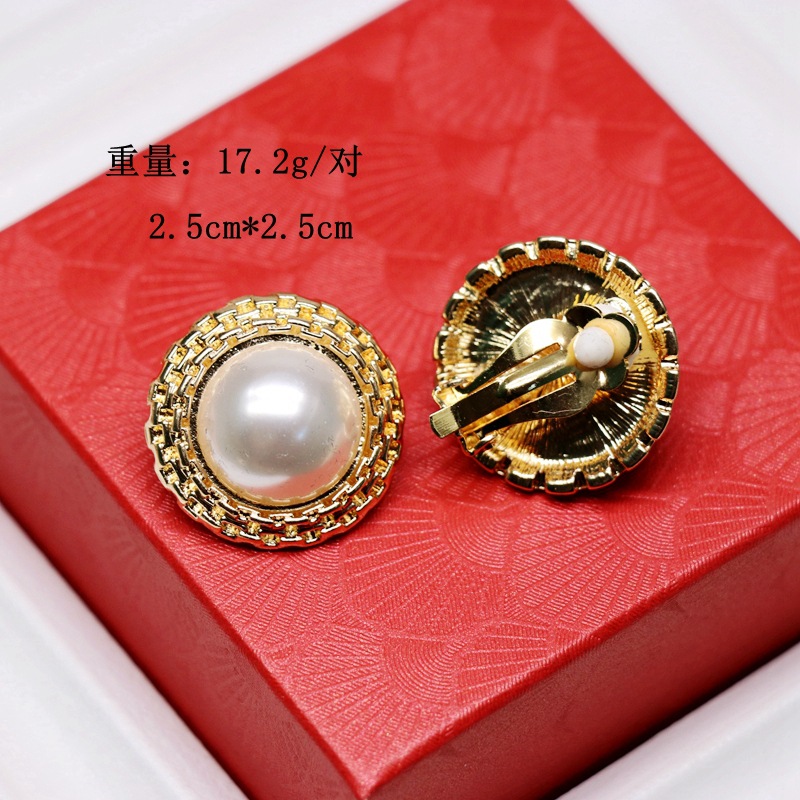 Round Retro White Green Pearl 925 Silver Stud Earrings Retro Golden Concave Lace Round Ear Studs display picture 5