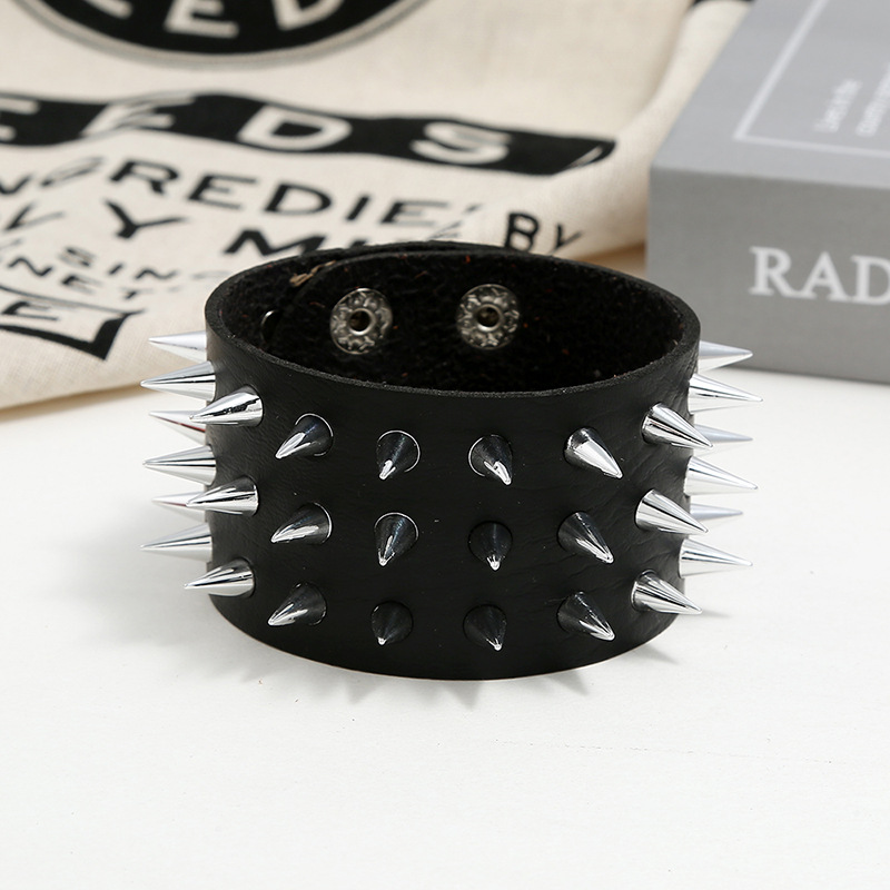 Fabrik Direkt Verkauf Übertriebenes Herren Leder Armband Europäischer Und Amerikanischer Punk Nicht-mainstream Dreireihige Spitze Kegel Niet Armband Schmuck display picture 2