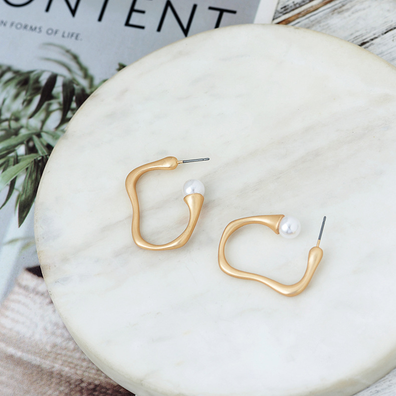 New Korean Geometric Irregular C-shaped Earrings Simple Creative Fashion Stud Earrings display picture 9