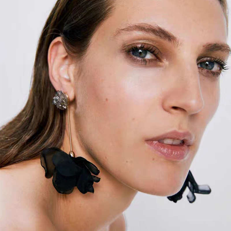 Za Der Gleiche Stil Blumen Ohrringe Europäische Und Amerikanische Heiße Spinn Ohrringe Legierung Harz Perlen Ohrringe Zubehör Spot Großhandel display picture 3