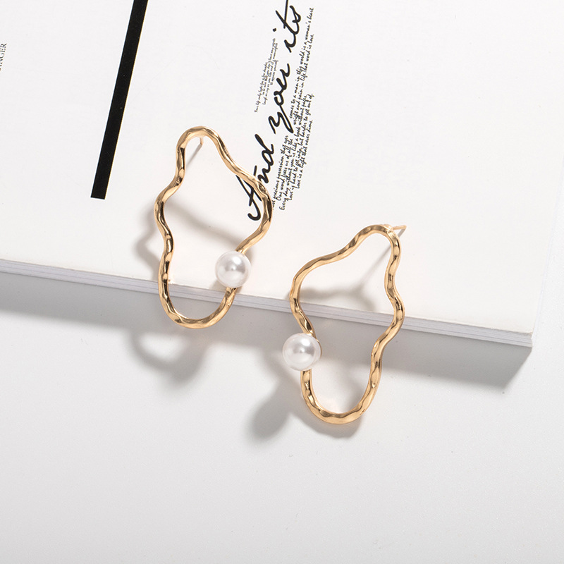 Simple Metal Irregular Pearl Earrings display picture 3
