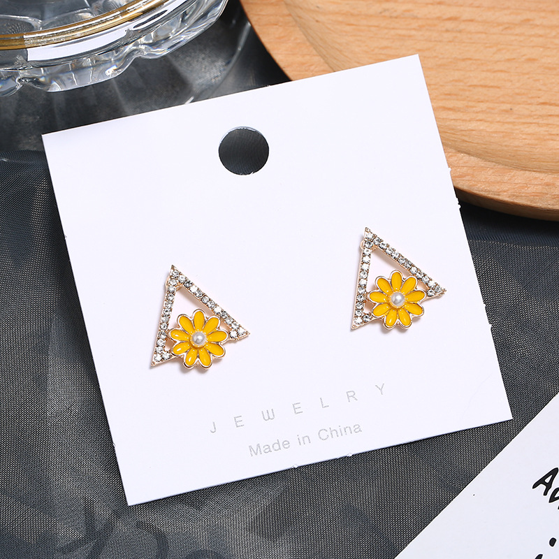 Croix-frontière Fournir 2019 Nouveau Accessoires De Mode Ol Triangle Boucles D'oreilles Mignon Personnalité Géométrique Fleur Boucles D'oreilles display picture 7