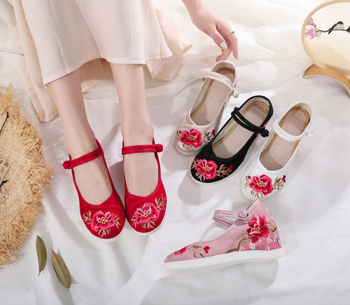Shengchun 2020 antique style shoes jacquard cotton ethnic style embroidered shoes embroidered inner heightening women's shoes bridal high heels