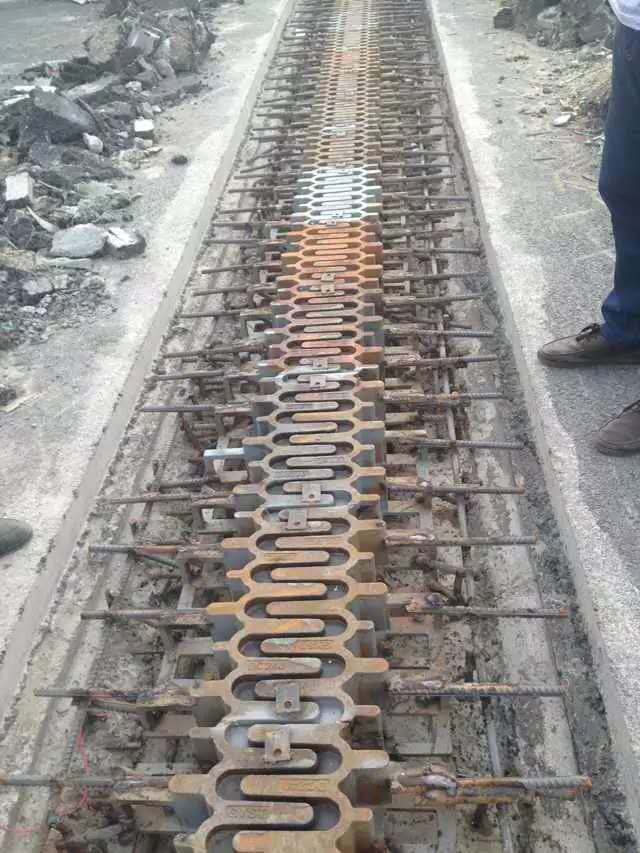 厂家供应单元错齿铸钢桥梁伸缩缝、50cm 单元长度