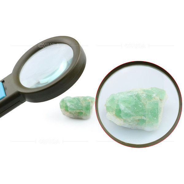 Magnifying glass with light