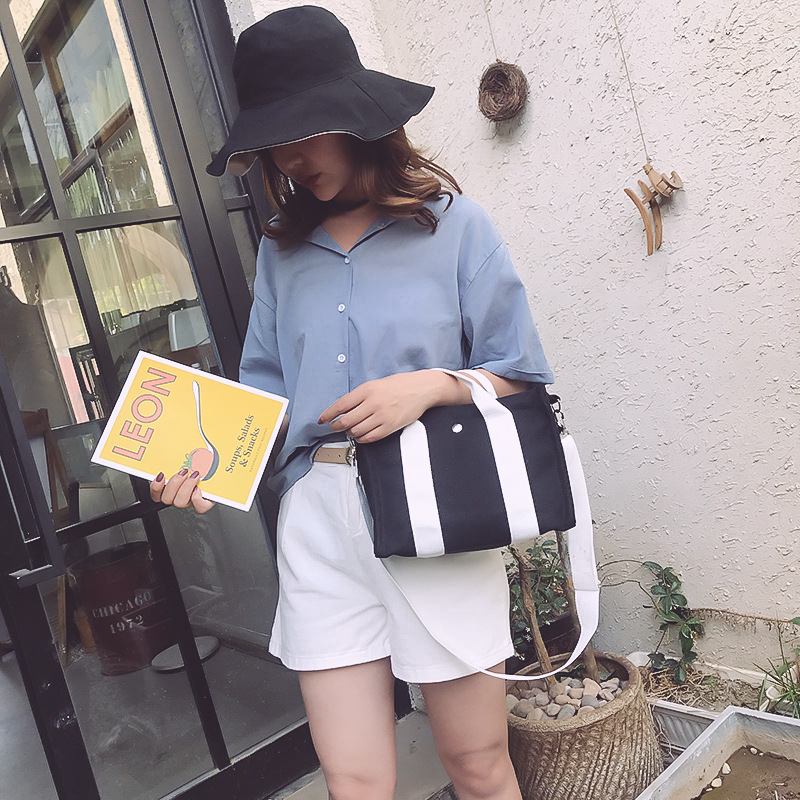 织带小方包模特