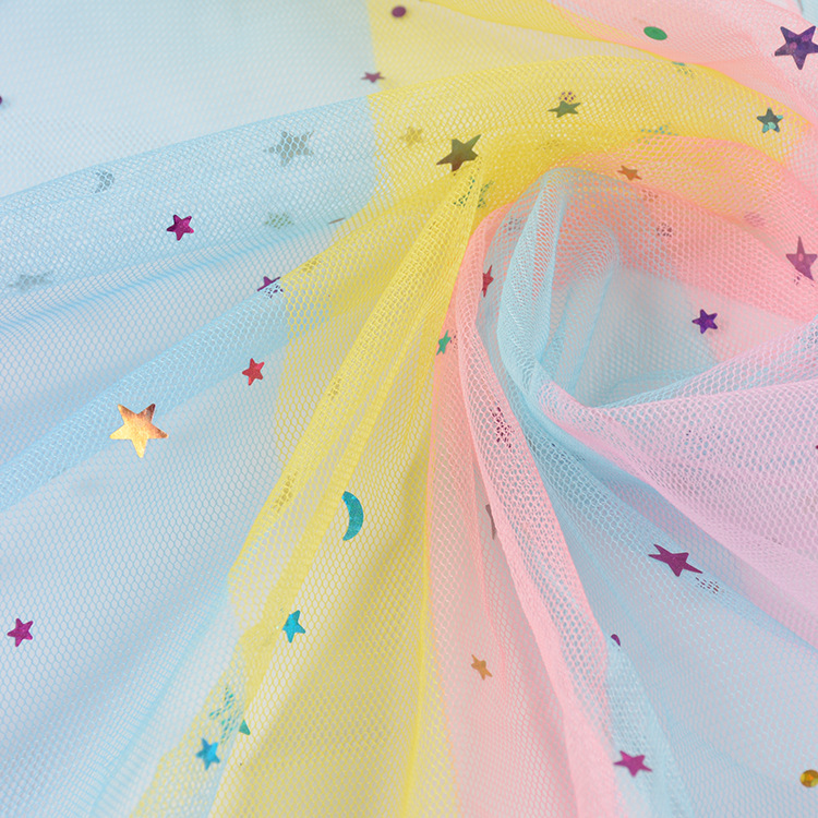 Suministro de stock arco iris impresa hilo gradiente sequinilla colorida estrella luna hilo de malla ropa infantil tela de algodón