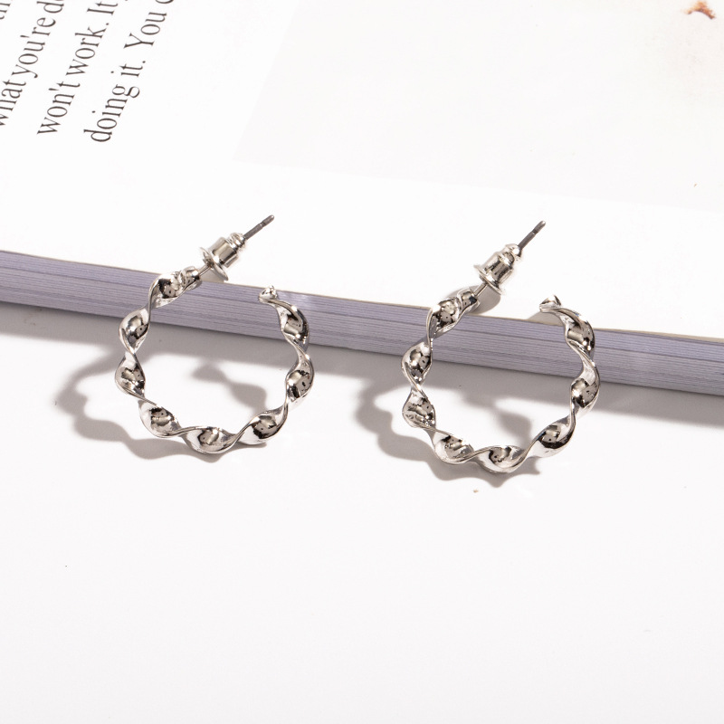 Metal Round Twisted Earrings display picture 5