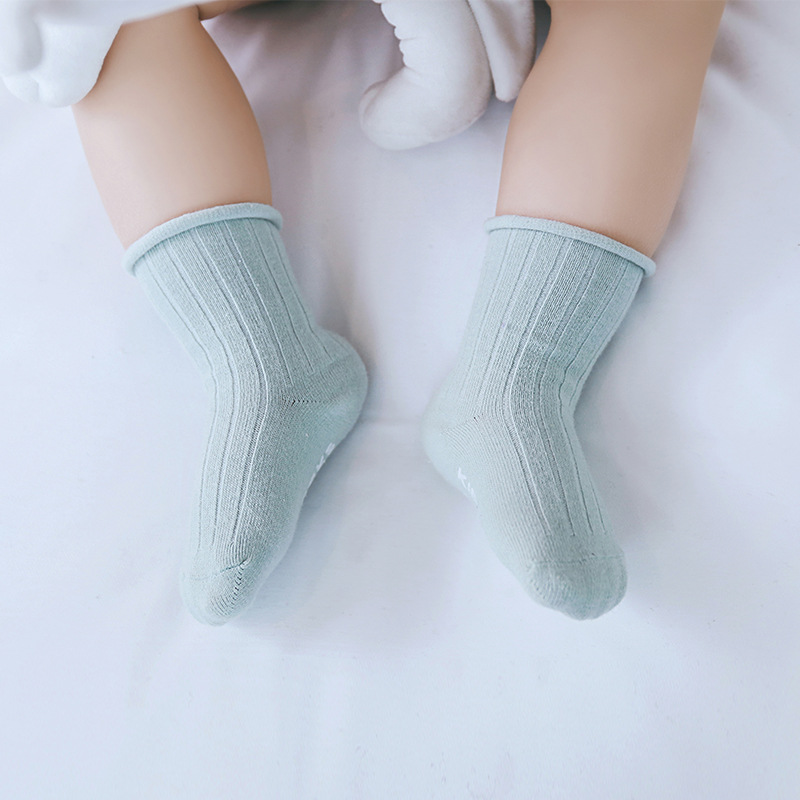 Primavera y otoño nuevos calcetines de bebé que dispensan calcetines de bebé antideslizantes doble aguja suelta color liso calcetines para niños al por mayor