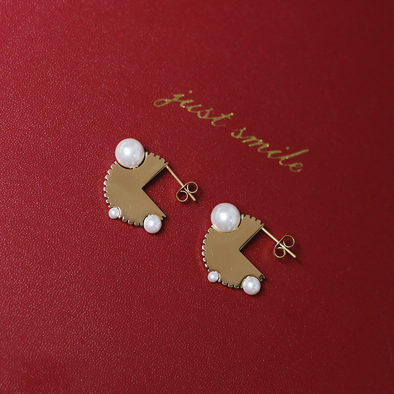 18k Fashion Retro Gear Pearl Chipped Stud Titanium Steel Earrings Wholesale Nihaojewelry display picture 5