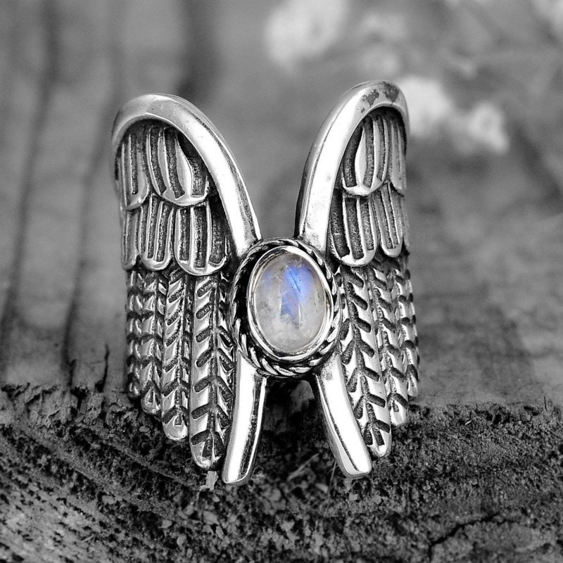 bague aile d'ange posée