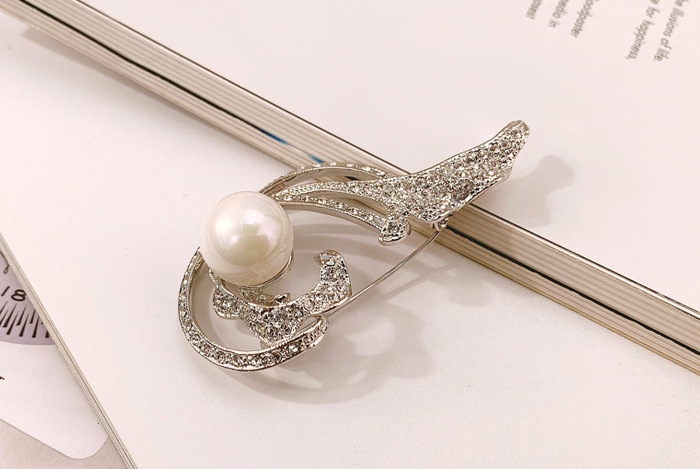 Simple Fashion Brooch Pearl Clothing Corsage Women Wholesale display picture 7