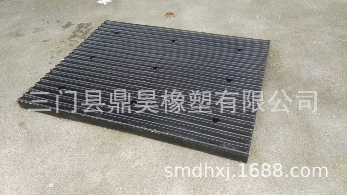 供应橡胶减噪板防滑板坡道板地下车库出入口防滑坡道防滑板斜坡垫