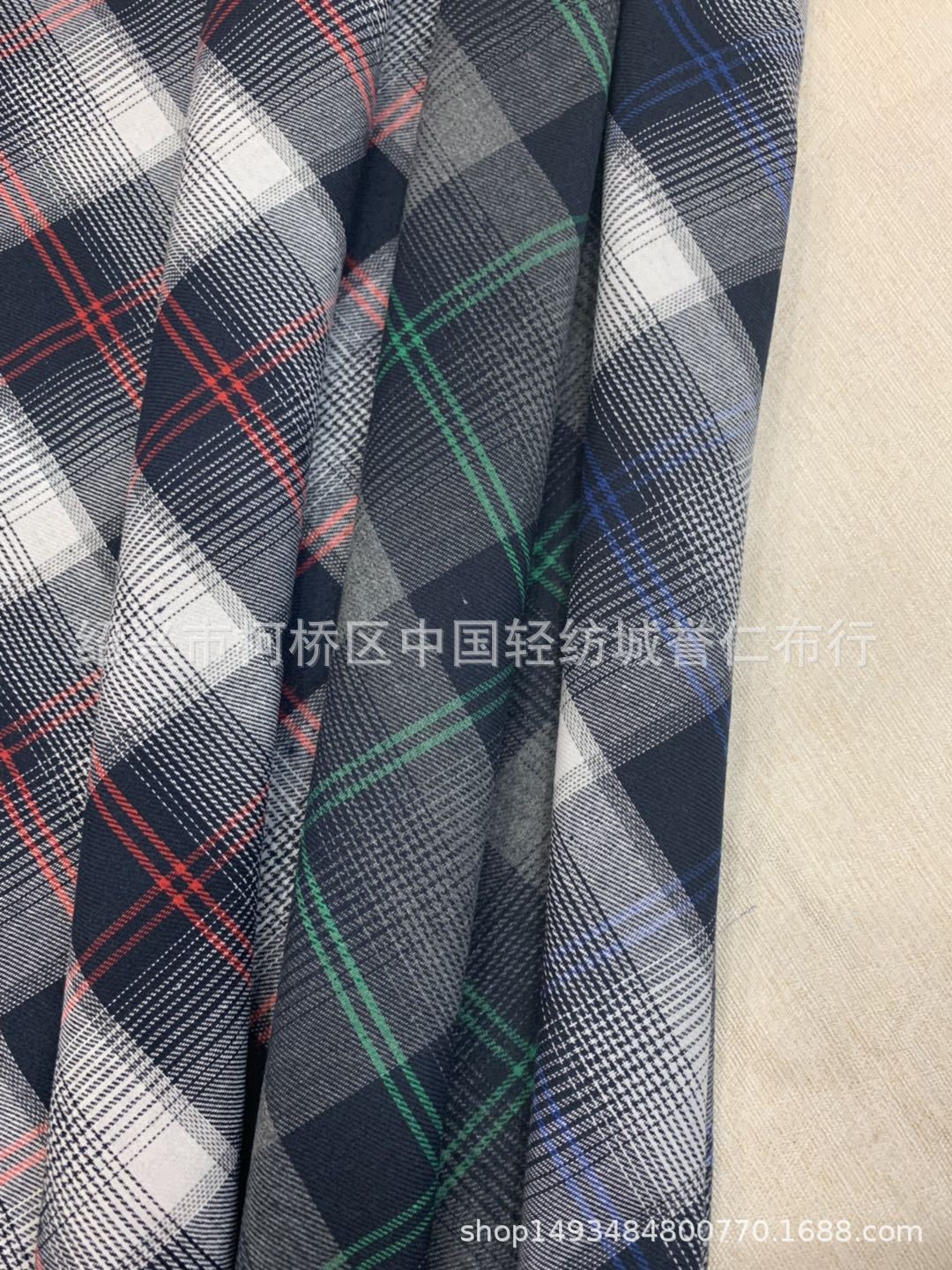 秋冬新款斜纹单面磨毛法兰绒色织格子布涤棉混纺男装衬衫面料现货