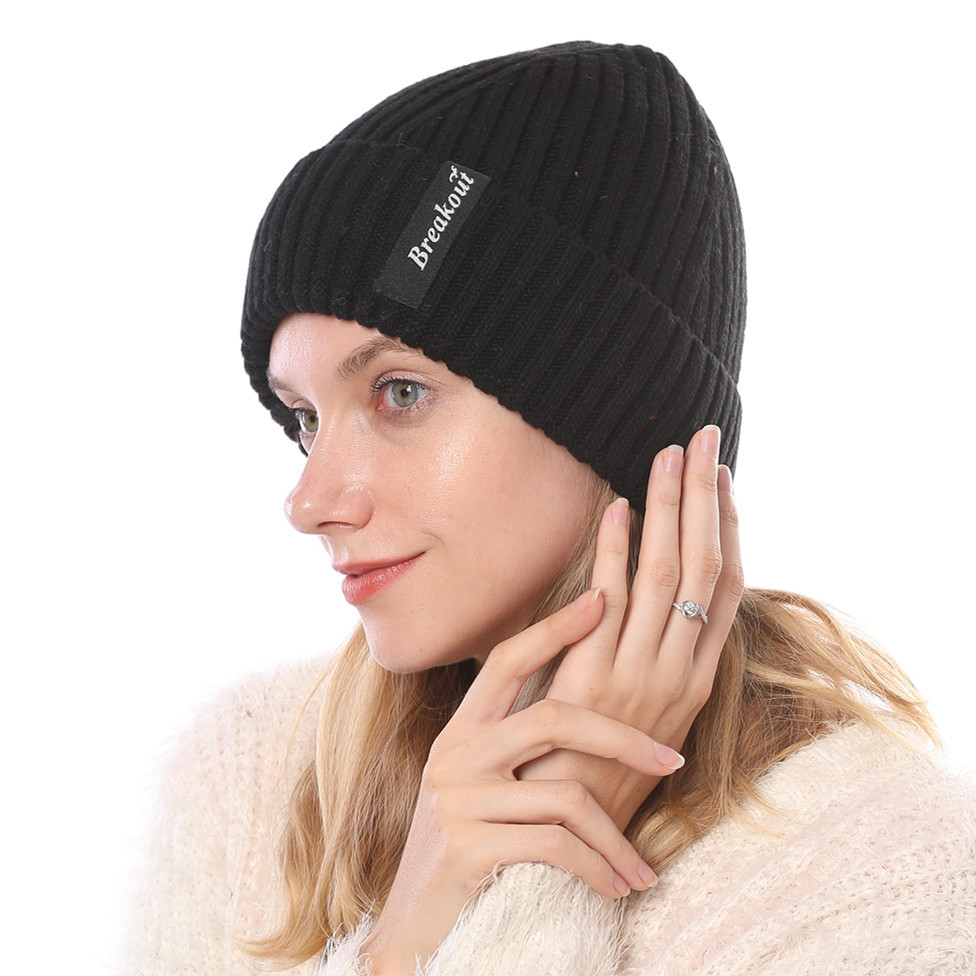 Cappello da uomo in lana calda lavorato a maglia con lettera adesiva con bordo arricciato a righe dritte in velluto autunno e inverno da donna_voghion.com