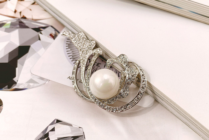 Simple Fashion Brooch Pearl Clothing Corsage Women Wholesale display picture 1