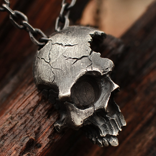 European and American Retro Skull Necklace for Men, Personalized Half-Face Skull Pendant, Dark Gothic Jewelry—Cross-Border