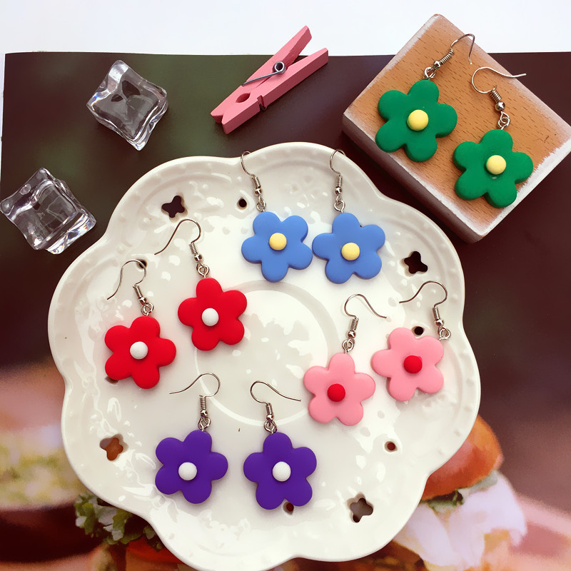 Simple Hit Color Small Flower Resin Earrings display picture 1