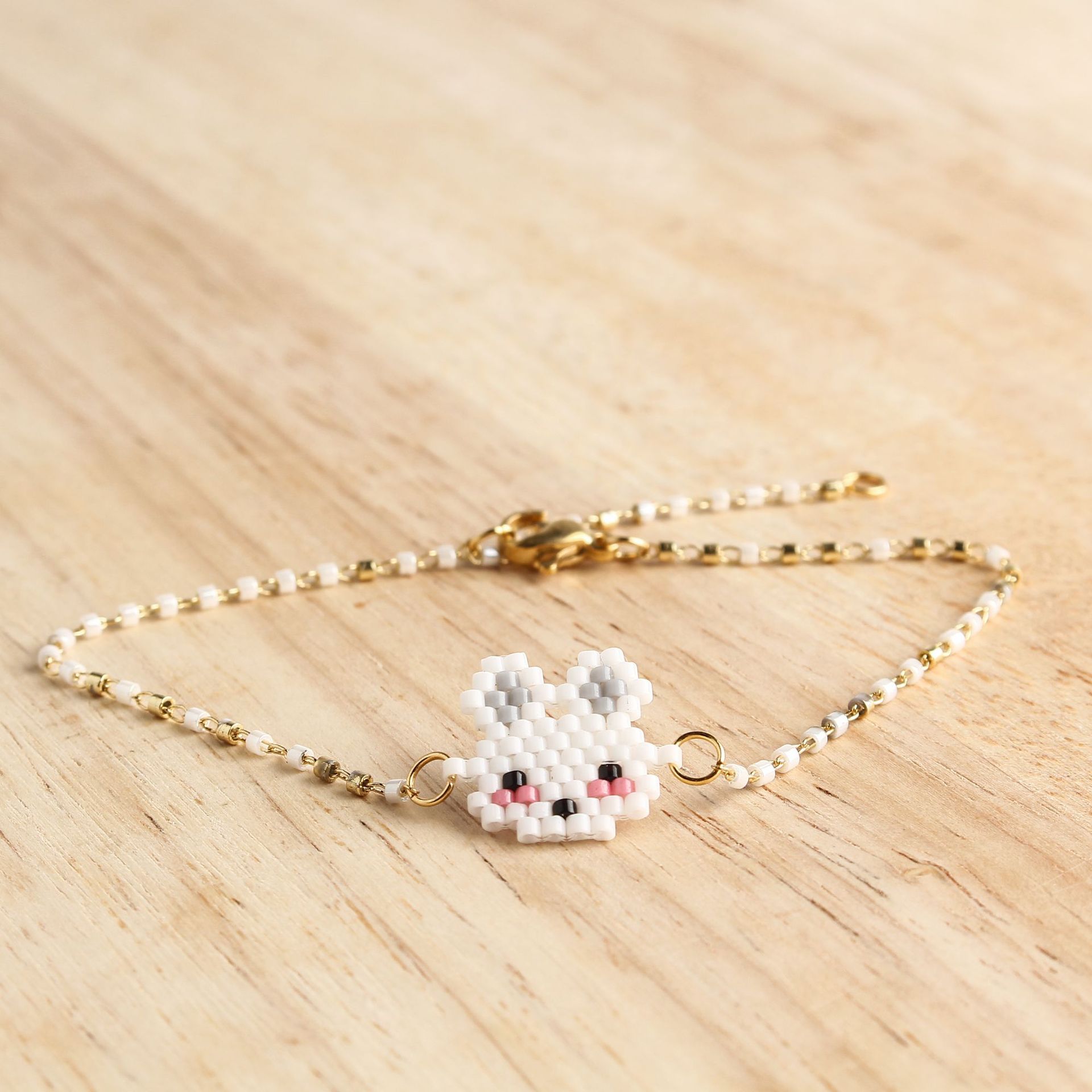 Miyuki Women&#39;s White Rabbit Bracelet display picture 4