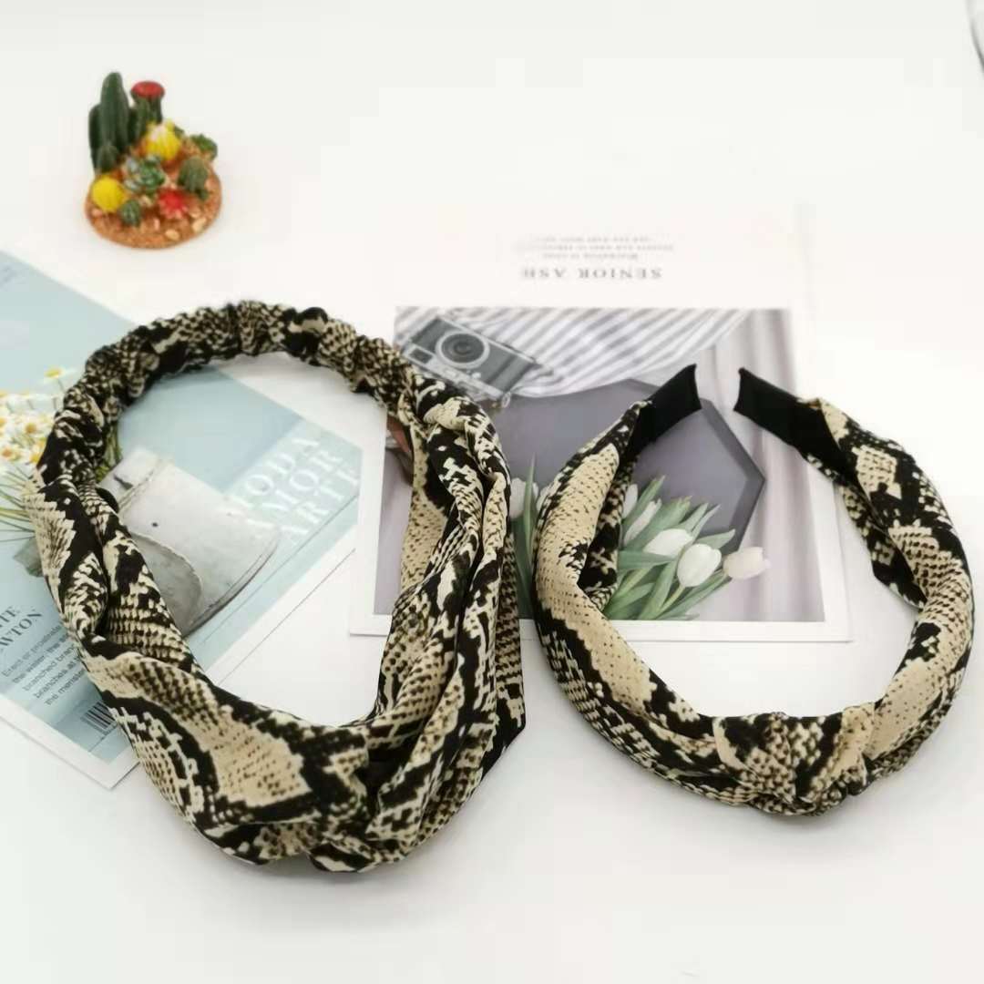 Hot Selling Wide-brimmed Snakeskin Hair Band Headband Retro Cloth Snake Pattern Hairpin Bow Cross Hair Accessories Ladies Wholesale Nihaojewelry display picture 4