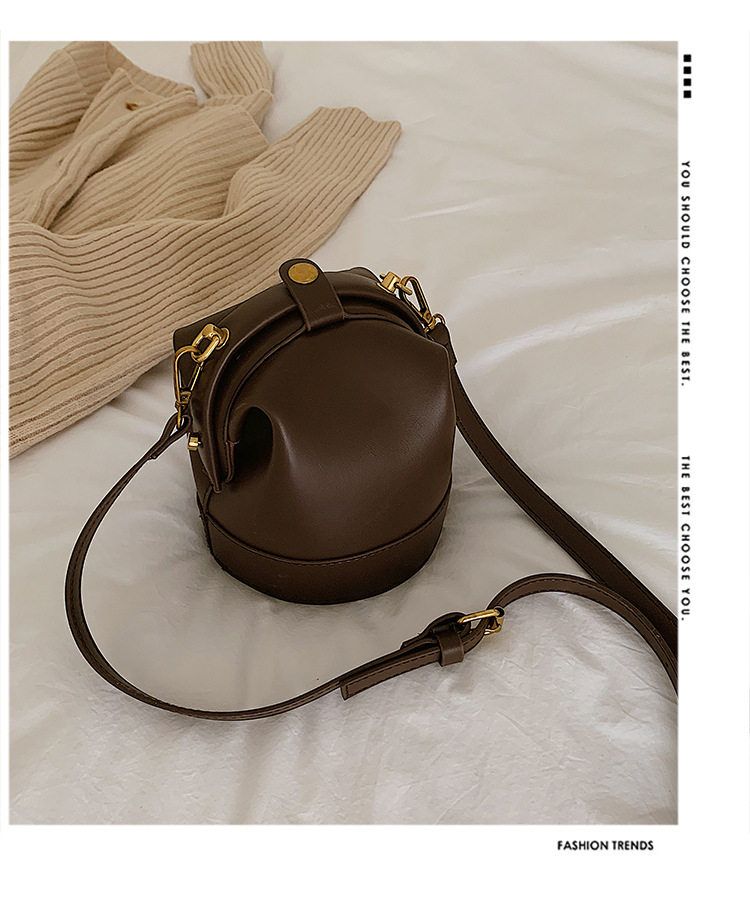 Simple Texture One-shoulder Fashion Sloping Bucket Bag display picture 17