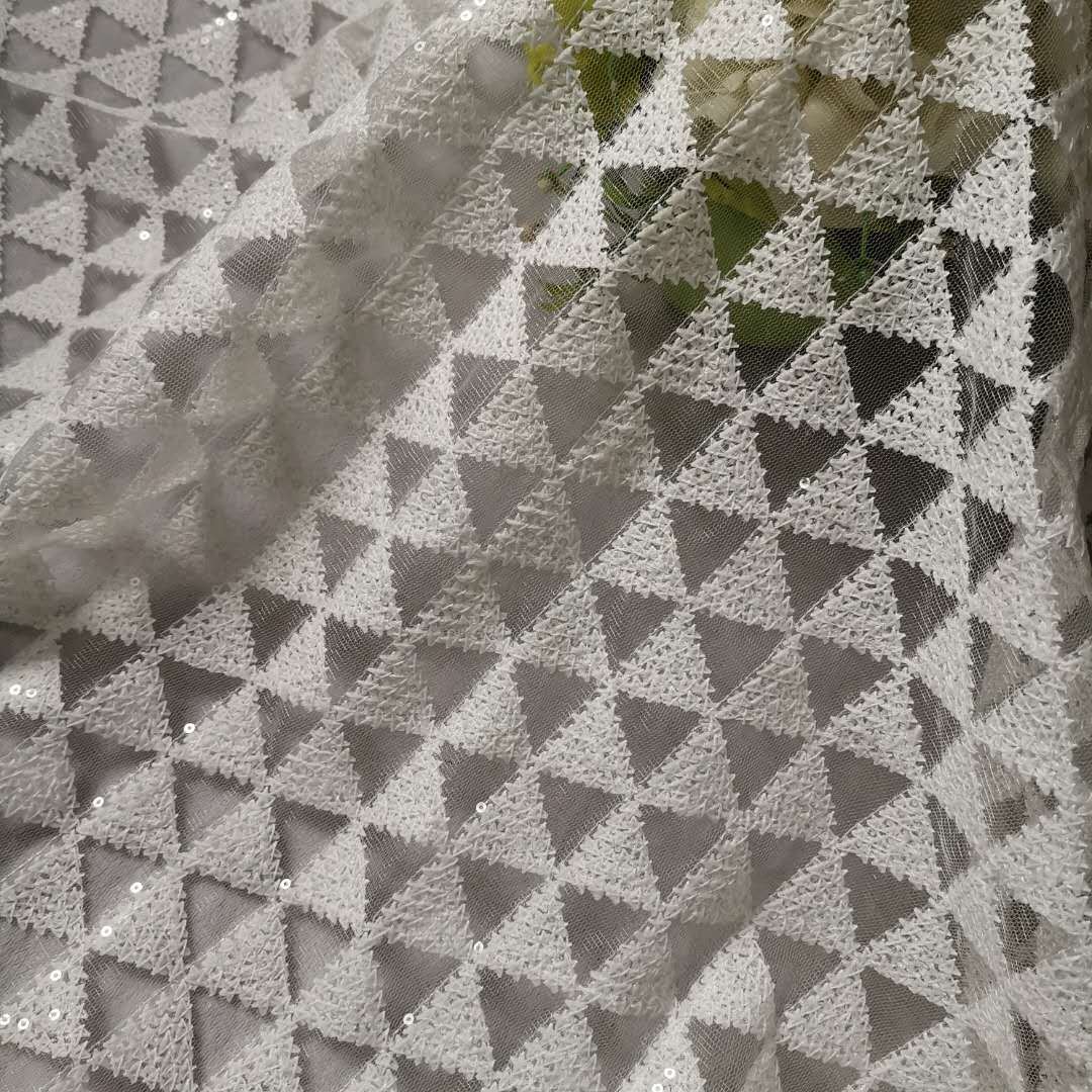 新款无弹网眼布涤加强网底布三角形立体刺绣綉片 裙装面料 现货