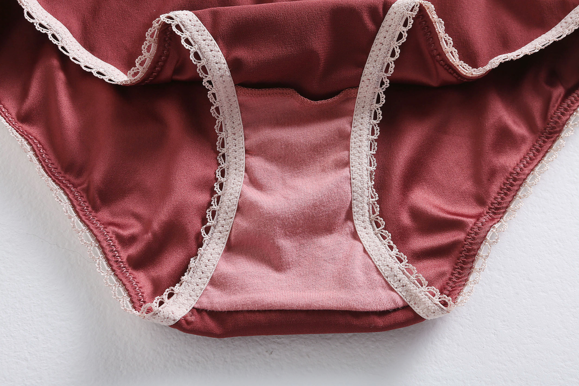 Six Rabbits Satin Comfortable Steel Ring Free Thin Cotton Cushion French Bralette Underwear Set for Women_voghion.com