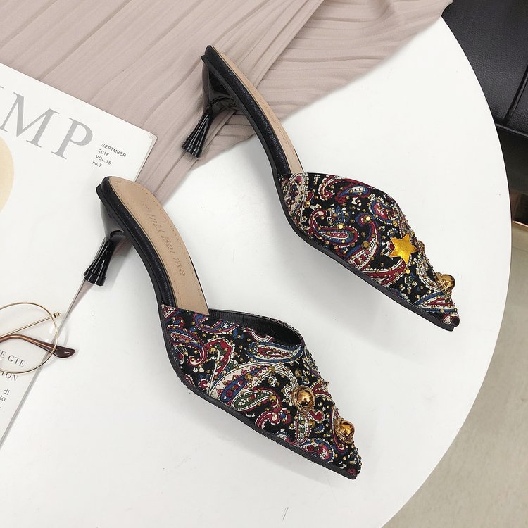 2024 Frühjahr/Sommer, sexy, schmale Absätze, mittlerer Absatz, spitzer Kopf, große Halbanhänger, Pailletten-Sandalen für Damen_voghion.com