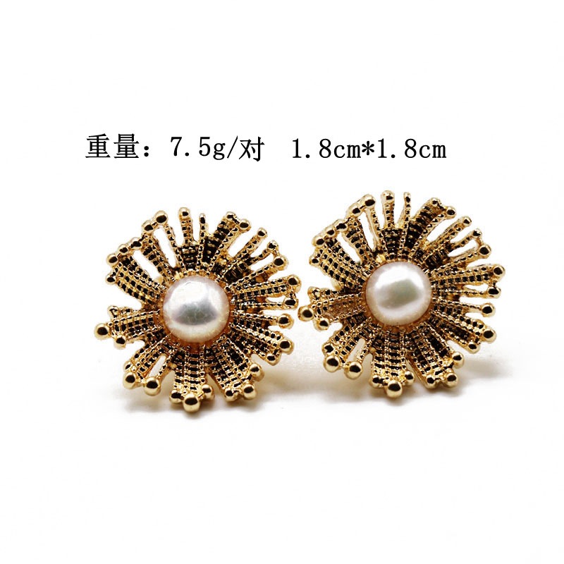 Natural Pearl 925 Silver Stud Earrings Round Metal Flower Pearl Flower Ear Stud Ear Clips display picture 1