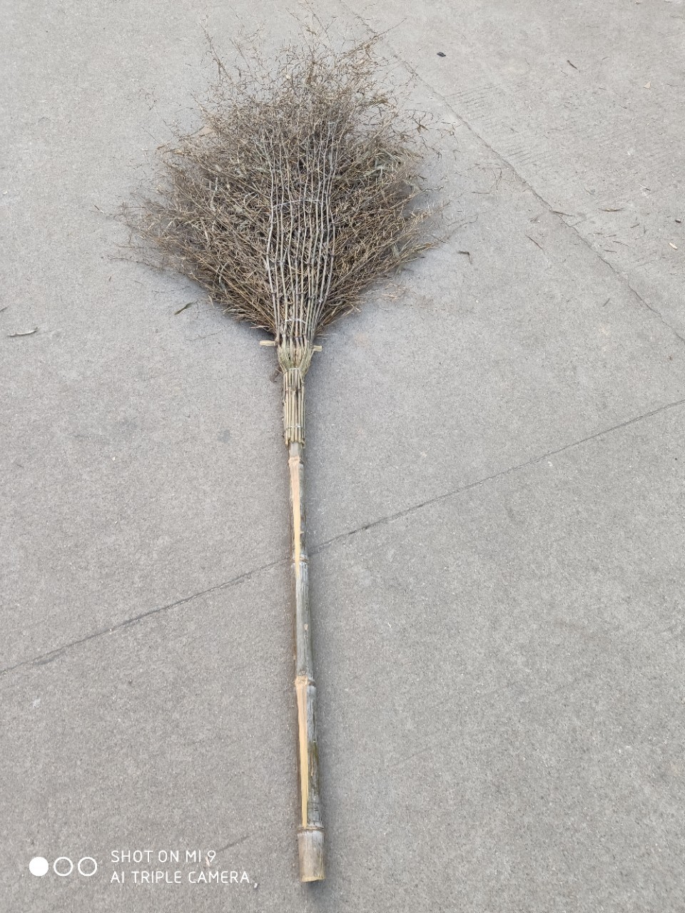 用别人的旧扫把好吗,不用的扫帚怎么扔,别人家的旧扫帚能要吗_大山谷图库
