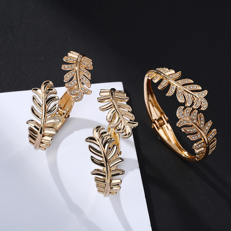 Fashion Gold-plated Leaf Diamond Bracelet display picture 9