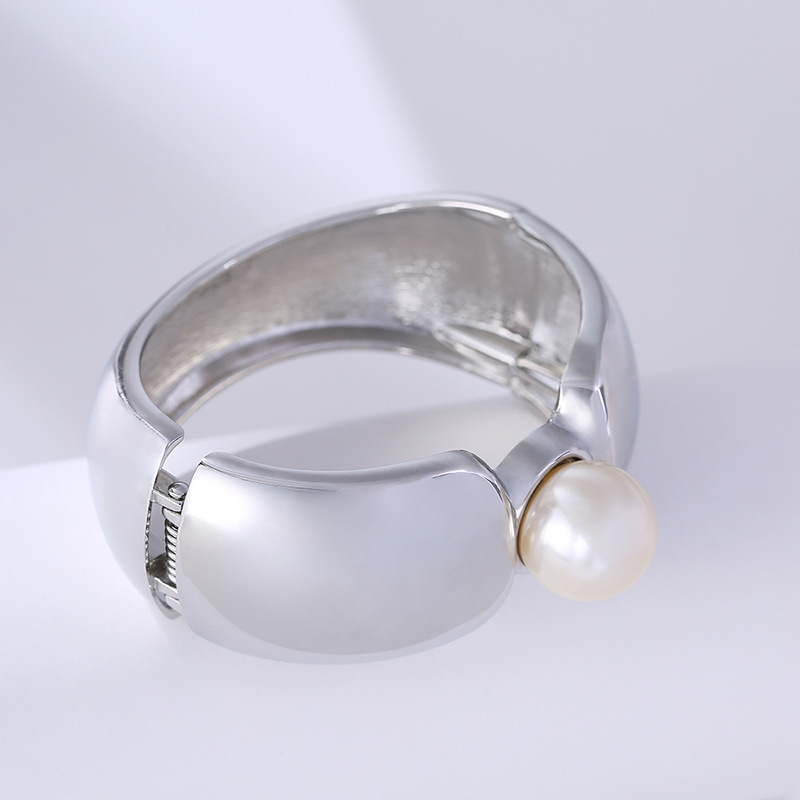 Gold And Silver Wide-sided Fashion Pearl Bracelet display picture 13