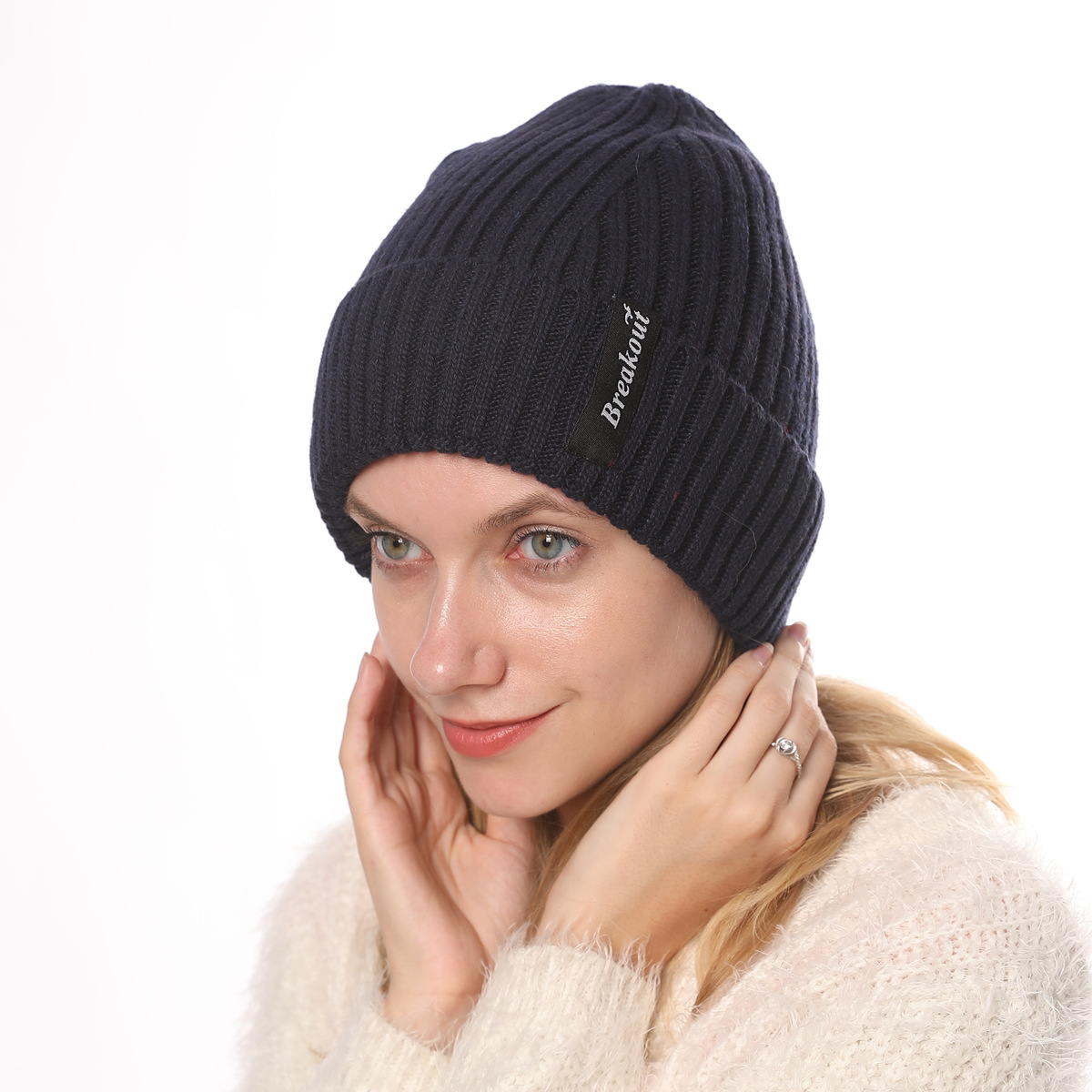 Cappello da uomo in lana calda lavorato a maglia con lettera adesiva con bordo arricciato a righe dritte in velluto autunno e inverno da donna_voghion.com