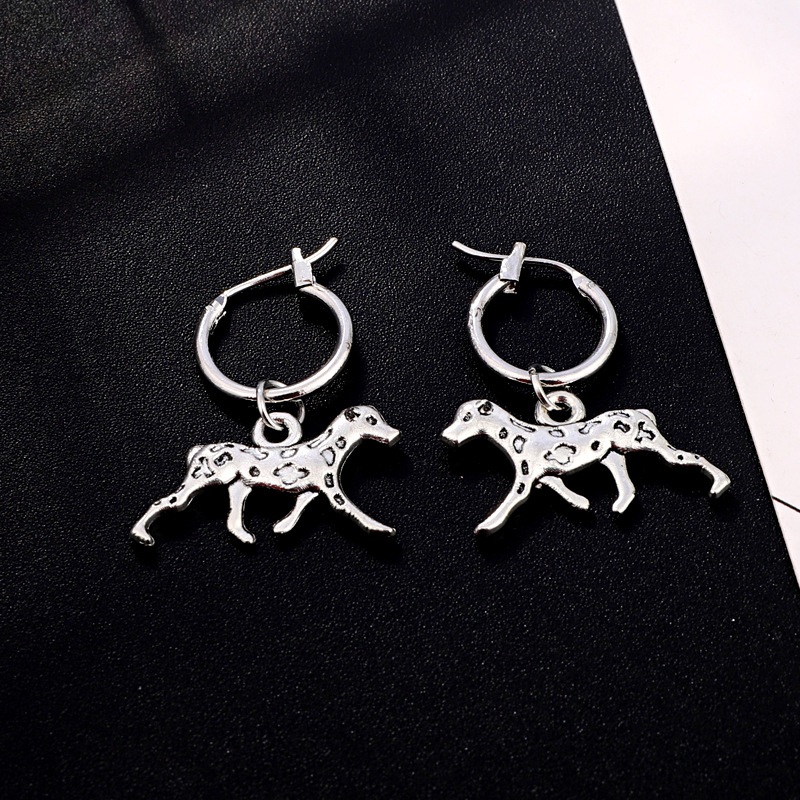 Européen Et Américain Nouveau Personnalisé Boucles D'oreilles Rétro Mignon Trois-dimensions Repéré Chien Animal Alliage Pendentif Boucle D'oreille Hoop Oreille Clip Femmes display picture 4