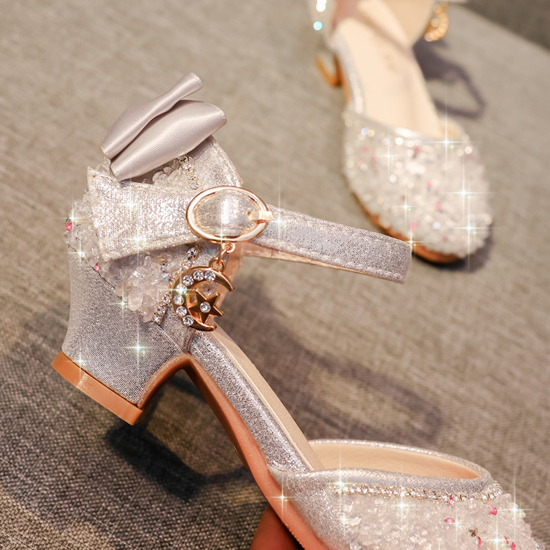 Girls Sandals 2025 Summer Children's Shoes Korean Style Crystal Little Princess Shoes Soft Sole Medium and Large Children's Silver Performance High Heels Girls Sandals 2025 Summer Children's Shoes Korean Style Crystal Little Princess Shoes Soft Sole Medium and Large Children's Silver Performance High Heels