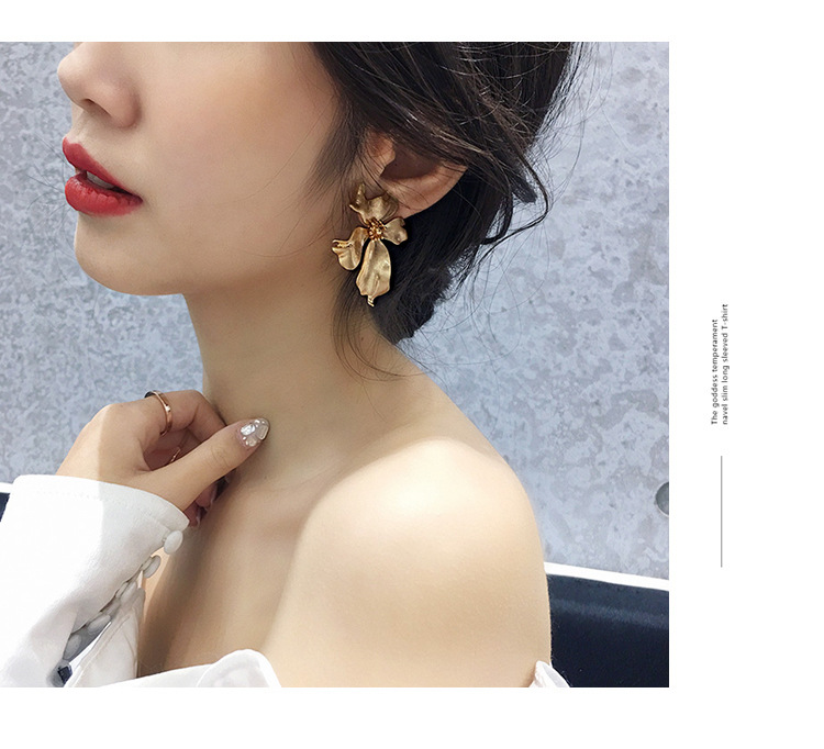 Golden Flower Retro Earrings display picture 2