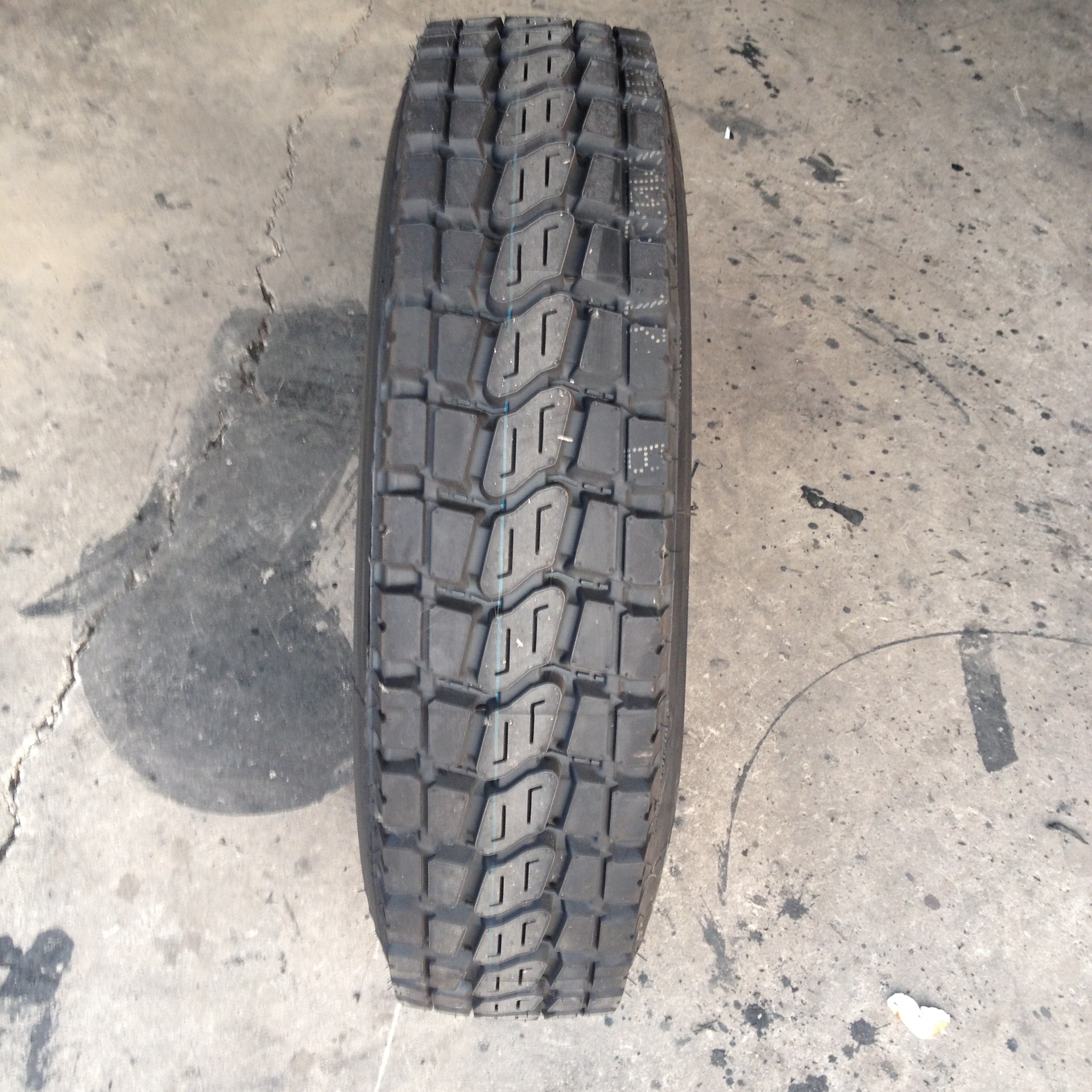 1200R20载重子午线轮胎挂车钢丝胎大量批发12.00R20