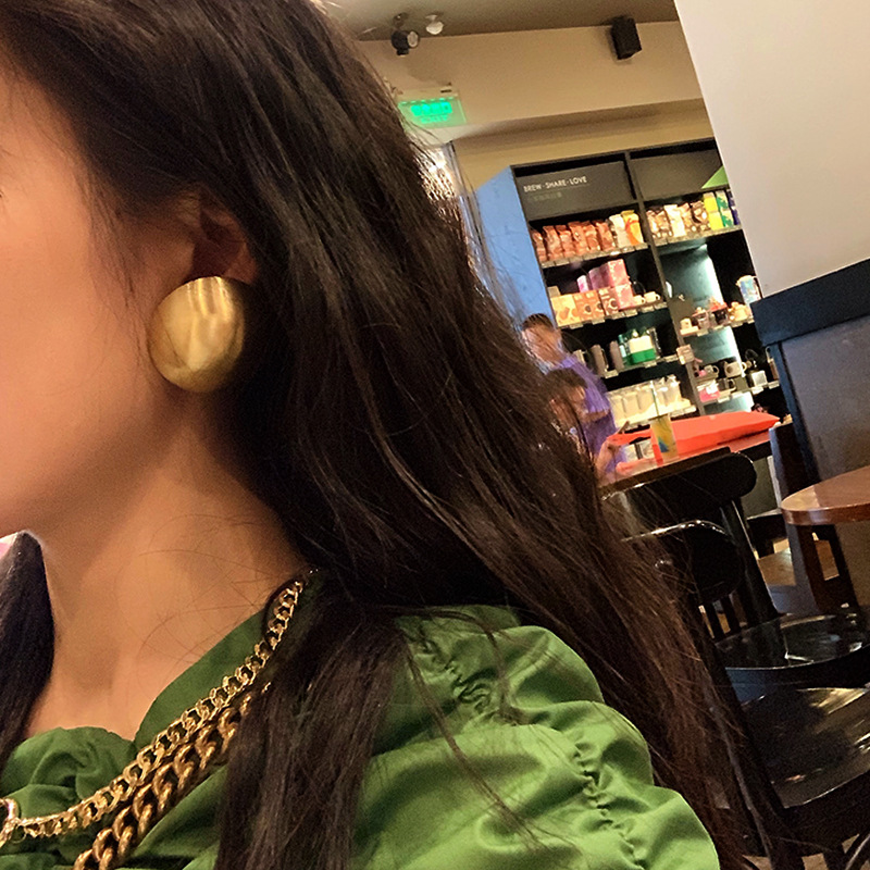 Europäische Und Amerikanische Einfache Persönlichkeit Übertrieben Große Matti Erte Runde Ohrringe Weibliche Koreanische Nachtclub Hipster Retro Große Ohrringe Cool display picture 1