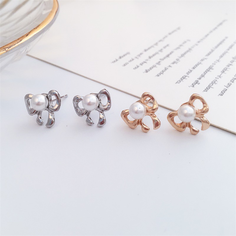 Korean New Boutique Ear Jewelry Wholesale Simple Pearl Bow Earrings Bow Tie Earrings display picture 2