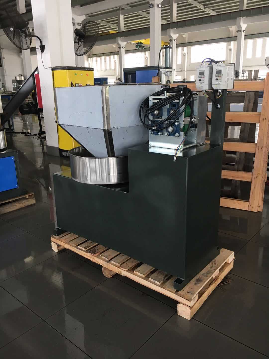 多色选择的超高带塑胶仿藤挤出机