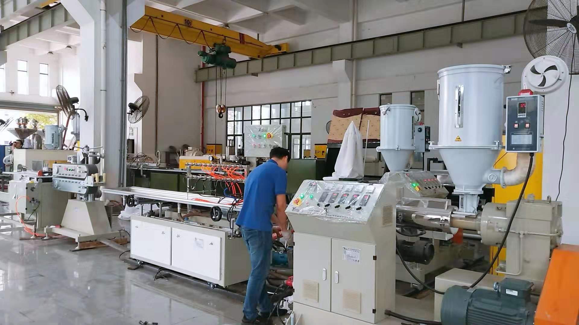 异型材PC PMMA单色双色灯罩挤出机设备出口挤出机