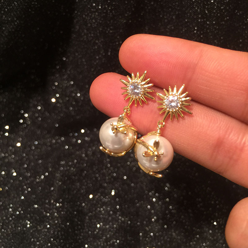S925 Silver Needle Sun Flower Pearl Bee Earrings display picture 1
