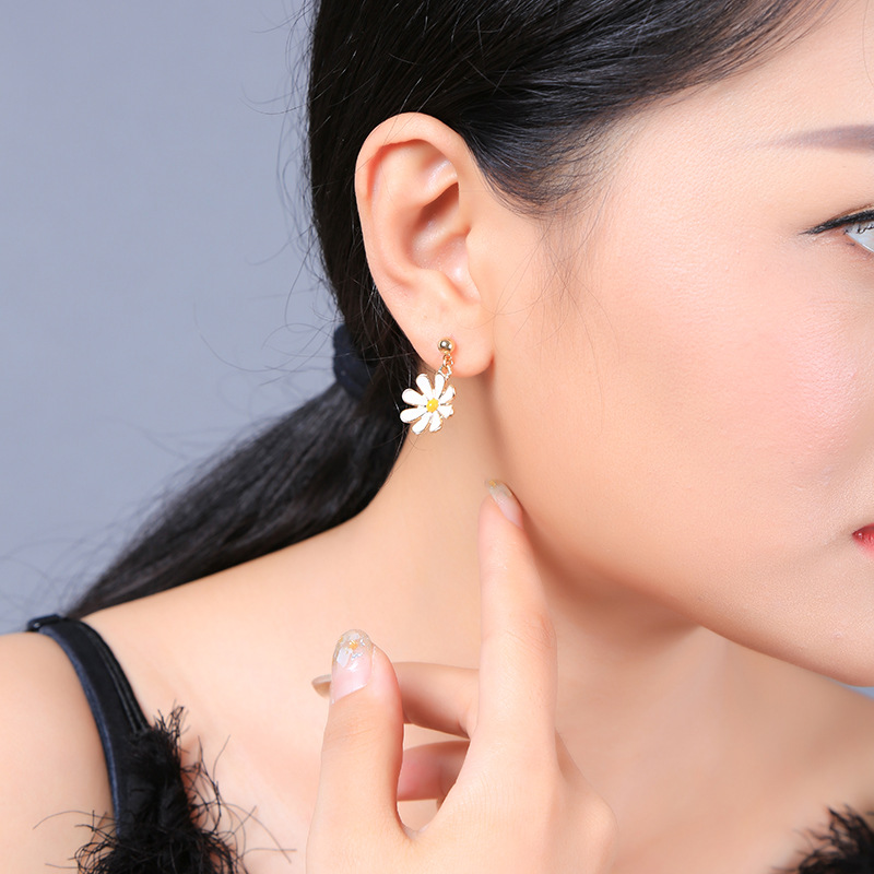 E982198d Mode Kleine Frische Blumen Ohrringe Frauen Korea 925 Silber Nadel Einfache Kleine Mädchen Gänseblümchen Ohrringe display picture 2