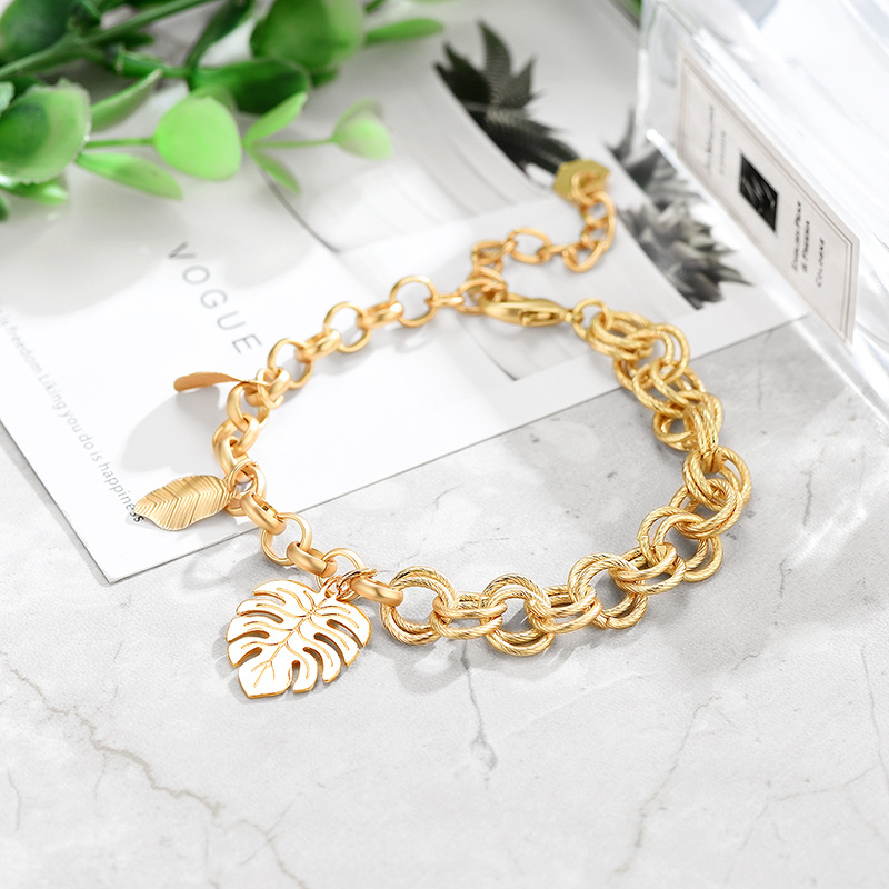 Korean Version Of The Creative Personality Fashion Asymmetric Geometric Leaves Alloy Bracelet display picture 3