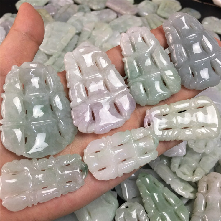 伟德国际察哈尔右翼中旗人民法院关于QT183天然翡翠（A货）花卉吊坠(cb1181)1（第一次拍卖）的公告