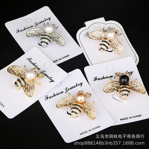 Three dimensional brooch